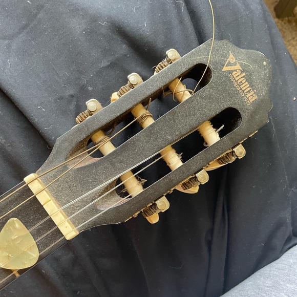 Valencia guitar that a 6 string three plastic and three metal strings. - Picture 4 of 6